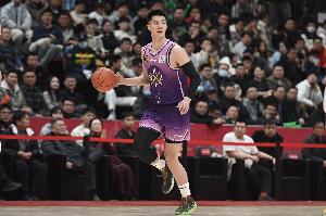 进攻表现不错！朱松玮半场8中5&三分2中1拿到11分4篮板