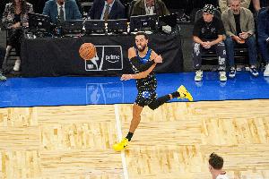 找回状态！泰厄斯·琼斯半场5中4拿到11分 三分3中3&送出4助攻