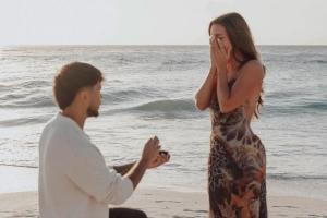 ❤️祝福！26岁华裔球员伍小海向女友求婚成功，两人海边幸福相拥