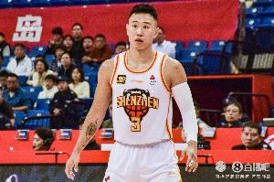 稳定发挥！贺希宁半场10中5拿到10分3板1助
