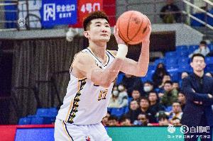 戴面具出战！孙铭徽半场4中2拿到7分2助攻 其中三分2中1