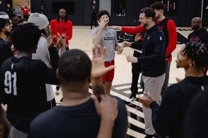 ?圣诞快乐！阿夫迪亚给队友们每人送上一台迷你冰箱作为礼物！