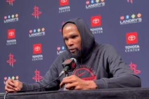 KD:我尽量在协防到来之前投篮 高位就直接出手&避免扎进人堆之中
