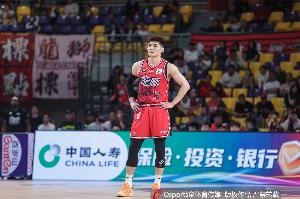 抢爆前场板！李祥波替补狂抢7前场板 4投全中拿到8分10板1助