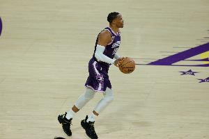 低效！威少上半场8投2中得到7分2板2助 空中犯规小卡引争议