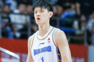 曾凡博:会听从教练组安排 夏天受伤家里出事 感谢球迷的支持关心
