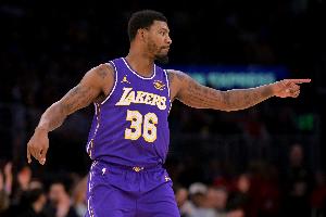 黄雀在后！韦尔斯篮下接球起身要扣 斯玛特追防送钉板大帽