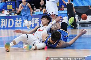 直播吧：徐杰恐将缺席一到两场比赛 有可能与外援奎因一起复出