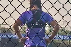 记者曝彝族球员日火瓦体随津门虎试训照，川超比赛中曾飞踹裁判