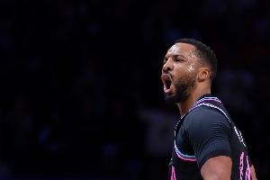 火力凶猛！鲍威尔半场10中5&三分5中3 拿到13分1篮板2助攻
