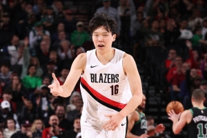 杨瀚森试训时不慢为何到NBA就很慢?美篮球教练:怕犯错所导致的