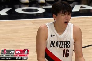 又我犯规啊？杨瀚森笑着站起来 吃5犯&被裁判气出表情包了