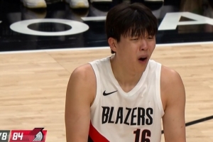 拓媒:杨瀚森怎会有这么多时间?他犯规后总一脸懵 那球都扣不进