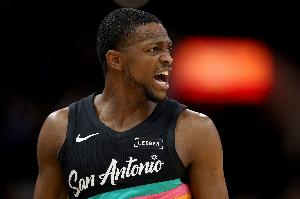 身手全能！福克斯16中9贡献21分9板6助 罚球2中2