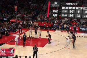 目前数据统计：开拓者快攻得分20-8尼克斯 板凳得分19-9