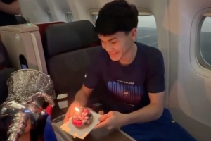 温馨氛围!巴萨众将在返程飞机上为德罗庆祝18岁生日