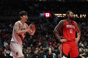 克林根:亚当斯总抢到最佳篮板位 拓媒:杨瀚森轻易就被他推开了