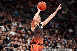替补表现出色！陈林坚半场6中4拿到10分1助攻