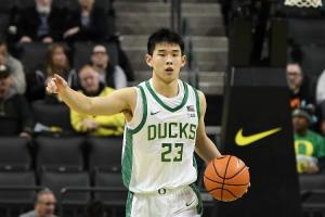 今儿又要爆？林葳飚中压哨三分带领俄勒冈反超 半场砍下11分2助攻