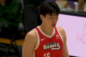 杨瀚森卡位时顶到对手脖子 被裁判回看升级为违体犯规
