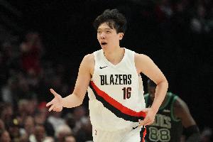 横扫千军！杨瀚森顶翻防守篮下接球 转身暴起单臂炸扣
