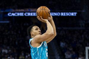 但凡投中几个呢！格威6投全铁&赛恩·詹姆斯2中0 二人一分未得