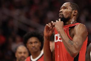 KD:我出现了8次失误关键时刻还有进攻犯规 今天我打得很糟糕!