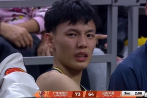 太伤！徐杰遭萨林杰误伤被搀扶下场 迪亚洛肘到李文昊仍打成2+1