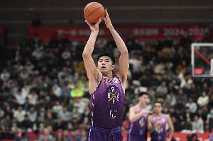 内线顶梁柱！邹雨宸12中9&罚球10中8高效砍下27分11板 有5前场板