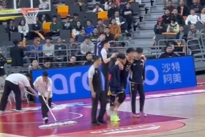 太不值当！广东内线球员焦泊乔出战潜力赛时不慎受伤 被搀扶离场