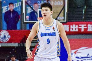 高效输出！雷蒙半场5中4拿下10分4篮板