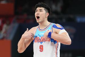 媒体人:吴冠希轻微肋骨骨裂 球队建议休养 但他本人出战意愿强烈