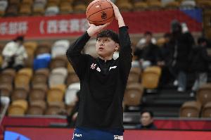 媒体人:新疆输球更多是进攻问题 外线出手少 关键时刻缺少持球点