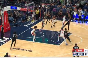 开拓者最后落后2分 给自干王夏普单打 艰难后仰中投不中……