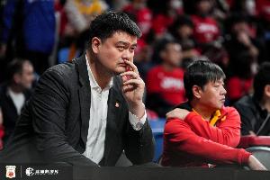 姚明回顾生涯转折点:客场打老鹰砸筐怒吼拉特利夫后找到自我