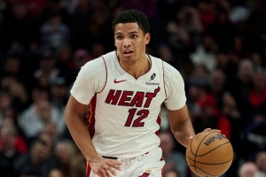 导致东契奇受伤！湖记：骑士主场是NBA唯一赛场和替补席有空隙的