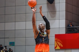 攻防都不错！贾尔斯16中10高效砍下24分12板5助4断 正负值+30！