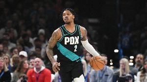 上来就是干这个的！凯莱布·乐福迎着沙梅特干拔加长三分命中！