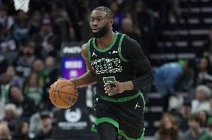 稳！杰伦·布朗20中12砍下全场最高30分13板 三分6中4