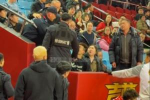 孙铭徽回家乡打比赛 父母和安保人员起冲突 孙铭徽起身理论被拉住