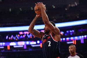 灵动跑位！伦纳德切入拿到进攻篮板轻松单臂扣空篮得分