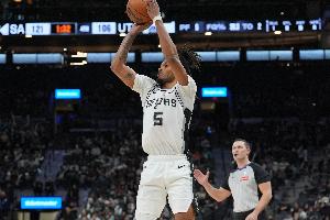 一马当先！卡斯尔反击上篮得手 三节不到砍下34分创个人生涯新高