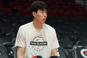 杨瀚森在开拓者太坑?解说:要培养的新秀太多 小杨能力也一般