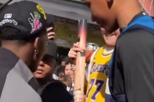 还是签名了?华子调侃穿东契奇球衣球迷：我跟卢卡其实不太对付