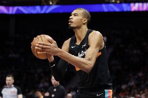 解说:在我心里文班是今天的MVP 他已经成为了这个联盟新的门面