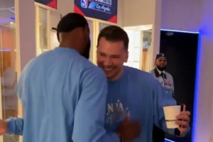 NBA官推晒詹姆斯在更衣室内与库里唐斯约基奇字母哥东契奇拥抱