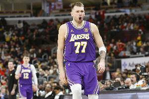 这可不是打全明星赛！东契奇半场13中7砍22分3板6助1断 三分9中5