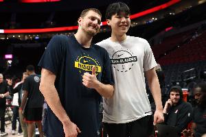 和约基奇聊啥?杨瀚森:说亲他是表示尊重 他让我别紧张&享受比赛