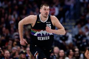 外线不准！约基奇半场13中6拿到13分6板 三分6中1