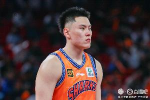 解说:因孩子出生 李弘权曾想婉拒男篮的邀请 但最后选择接受征召